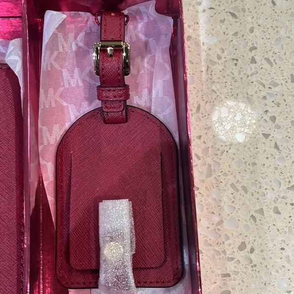 Michael Kors Passport and Luggage Tag Set - Picture 6 of 7